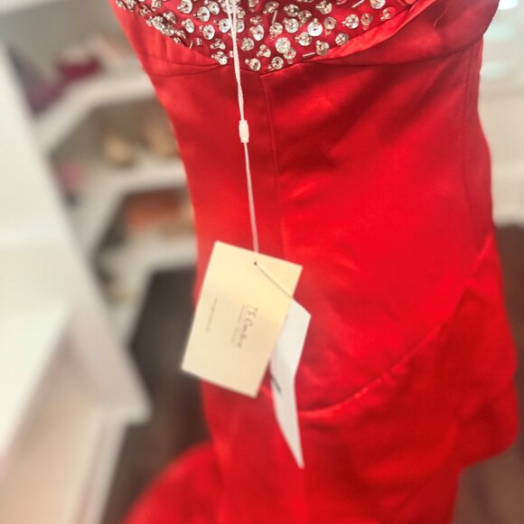 🔥 Elegant Red One-Shoulder Gown with Rhinestone Detailing & Train 🔥 - Picture 7 of 8